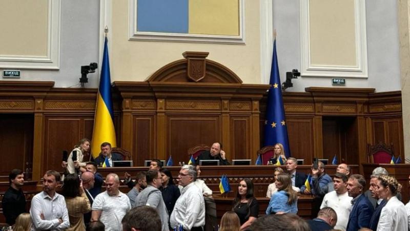 У парламенті заблокували трибуну через законопроєкт, який звільняє від мобілізації осіб віком до 25 років - ключова новина в Україні.