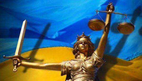 У Миколаєві суд ухвалив рішення щодо запобіжного заходу для осіб, які підозрюються у підпалі автомобілів українських військових.