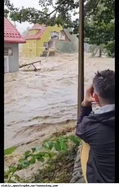 У Польщі внаслідок прориву дамби місто затопило водою.