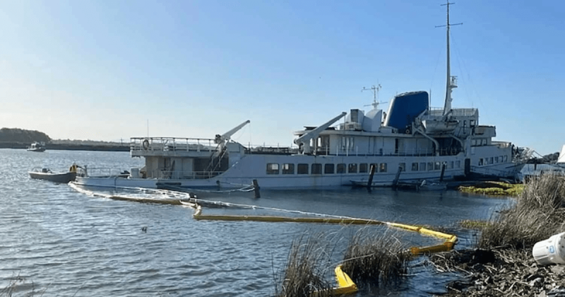 Чоловік інвестував 1 мільйон доларів у реставрацію круїзного судна, але тепер воно опинилося під водою (фото)